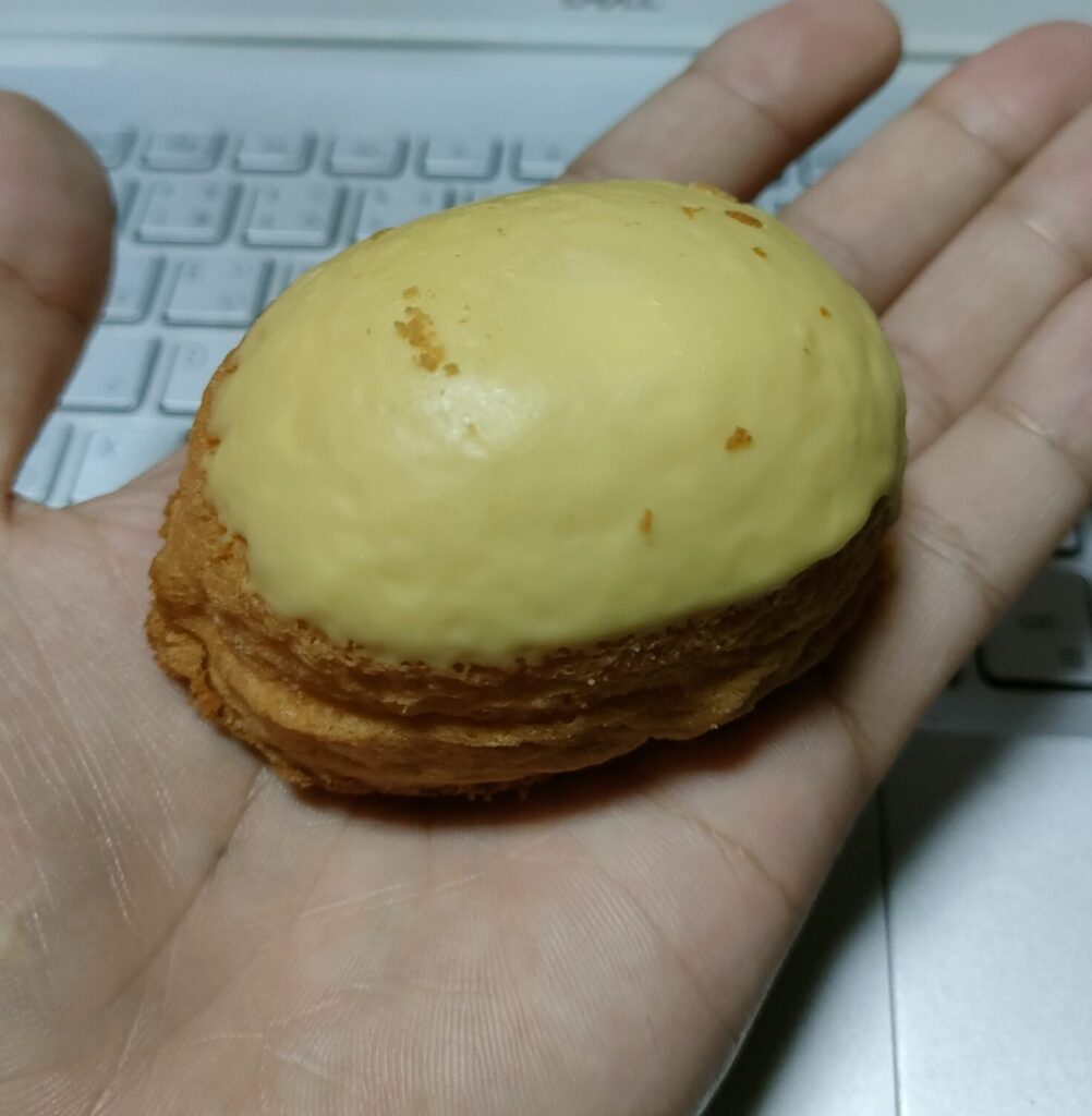 手のひらに載るサイズのレモンケーキ